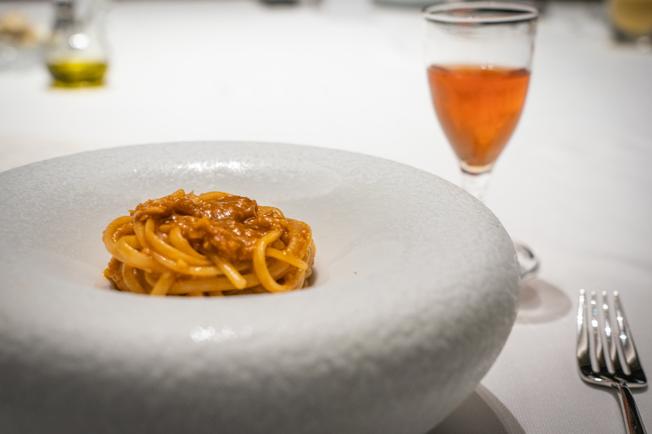 蟹の身がふんだんに入ったパスタが登場。ひとくち頬張れば蟹の風味が爆発！